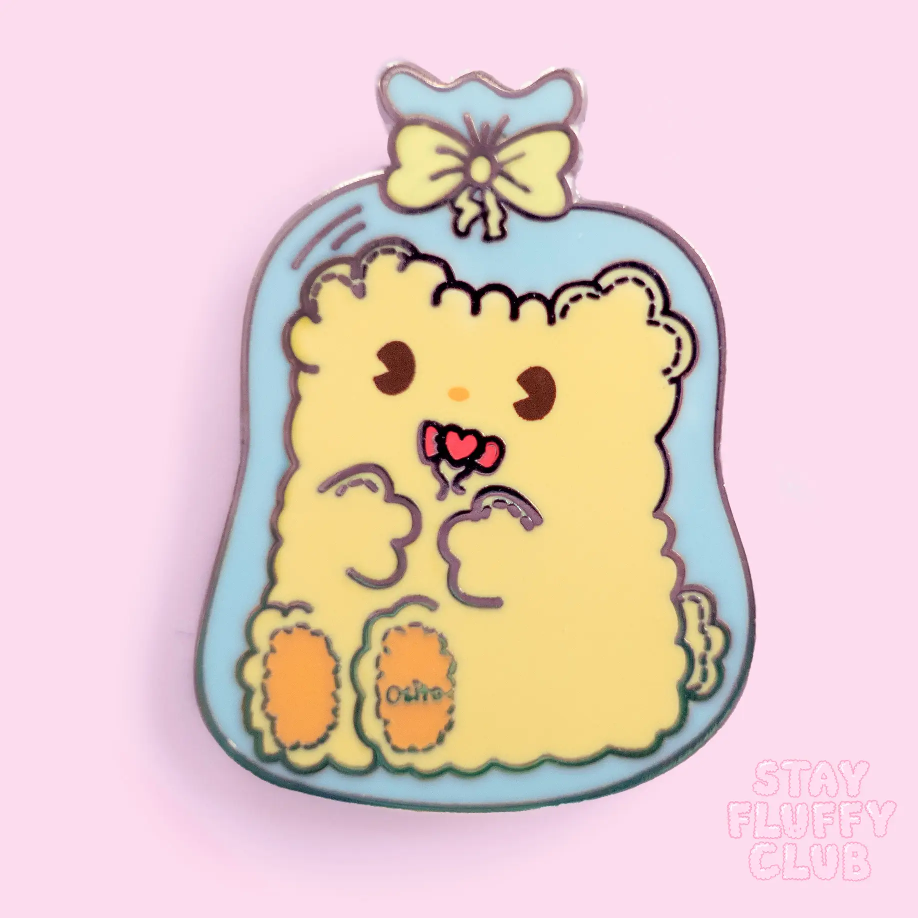 Osito enamel pin holding a tiny heart-shaped prize